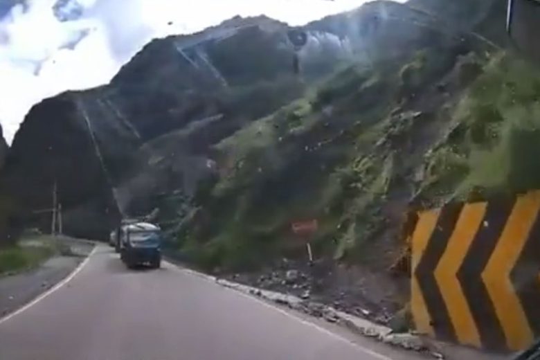 Zastrašujući snimak odrona u Peruu: Ogromna stijena pala na vozila (VIDEO)