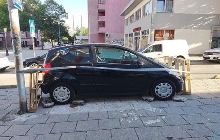 Ovako građani Sarajeva kažnjavaju parking papke: “Dvije palete i zavezali automobil”